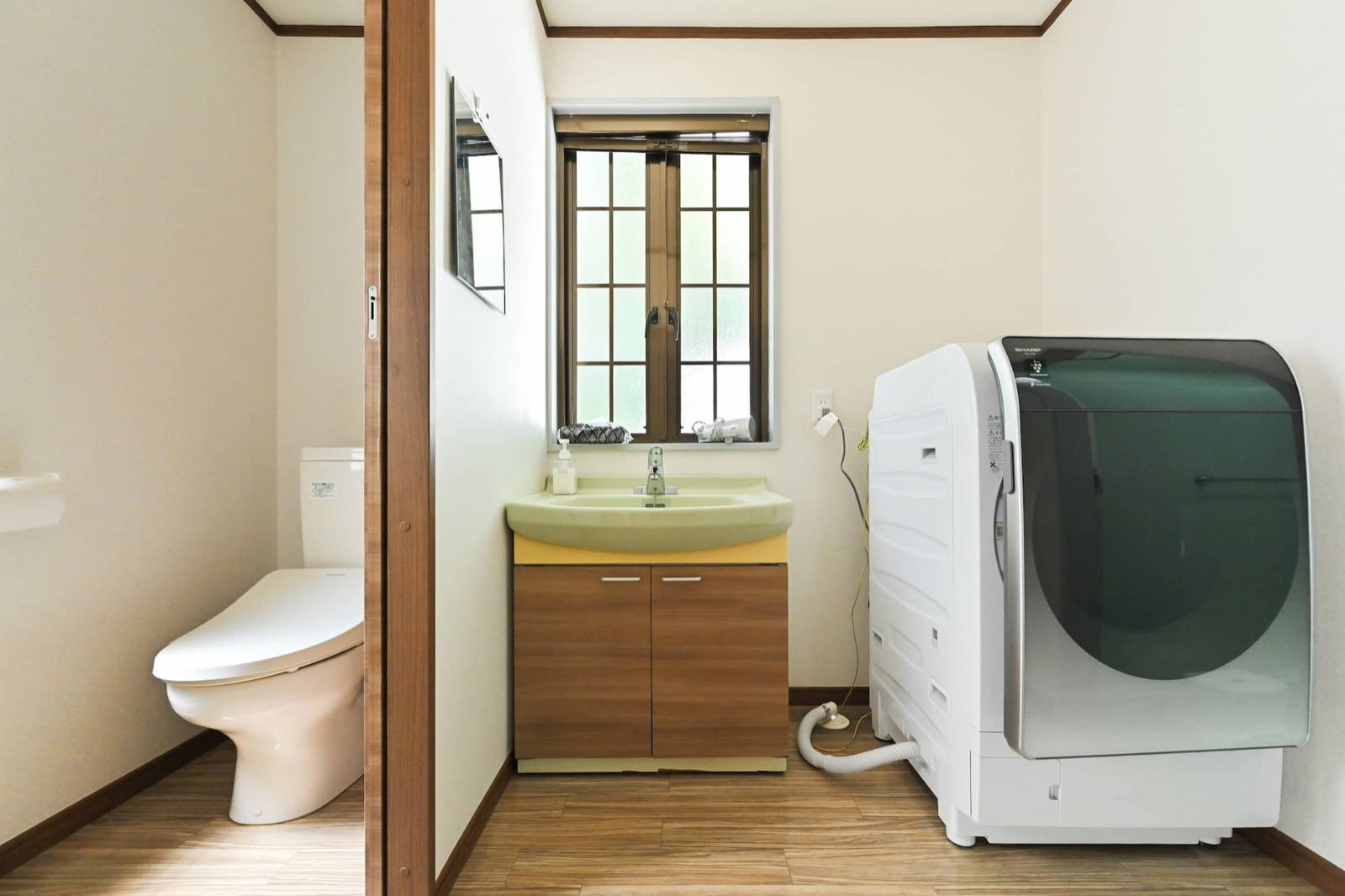 Washroom with washing machine